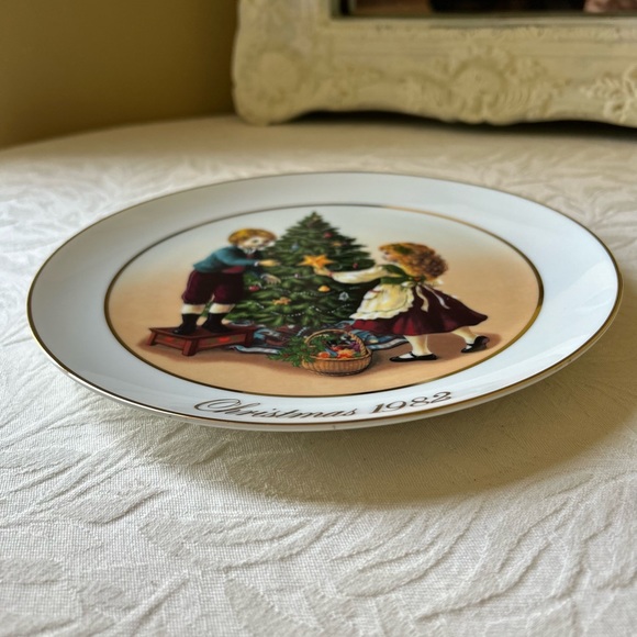 1982 Decorative Christmas Plate by Avon - Picture 3 of 4
